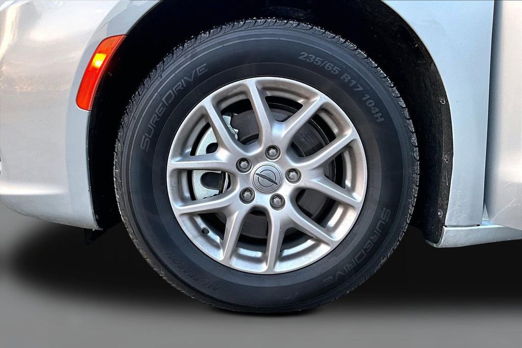 Used 2024 Chrysler Pacifica Touring-L image 9