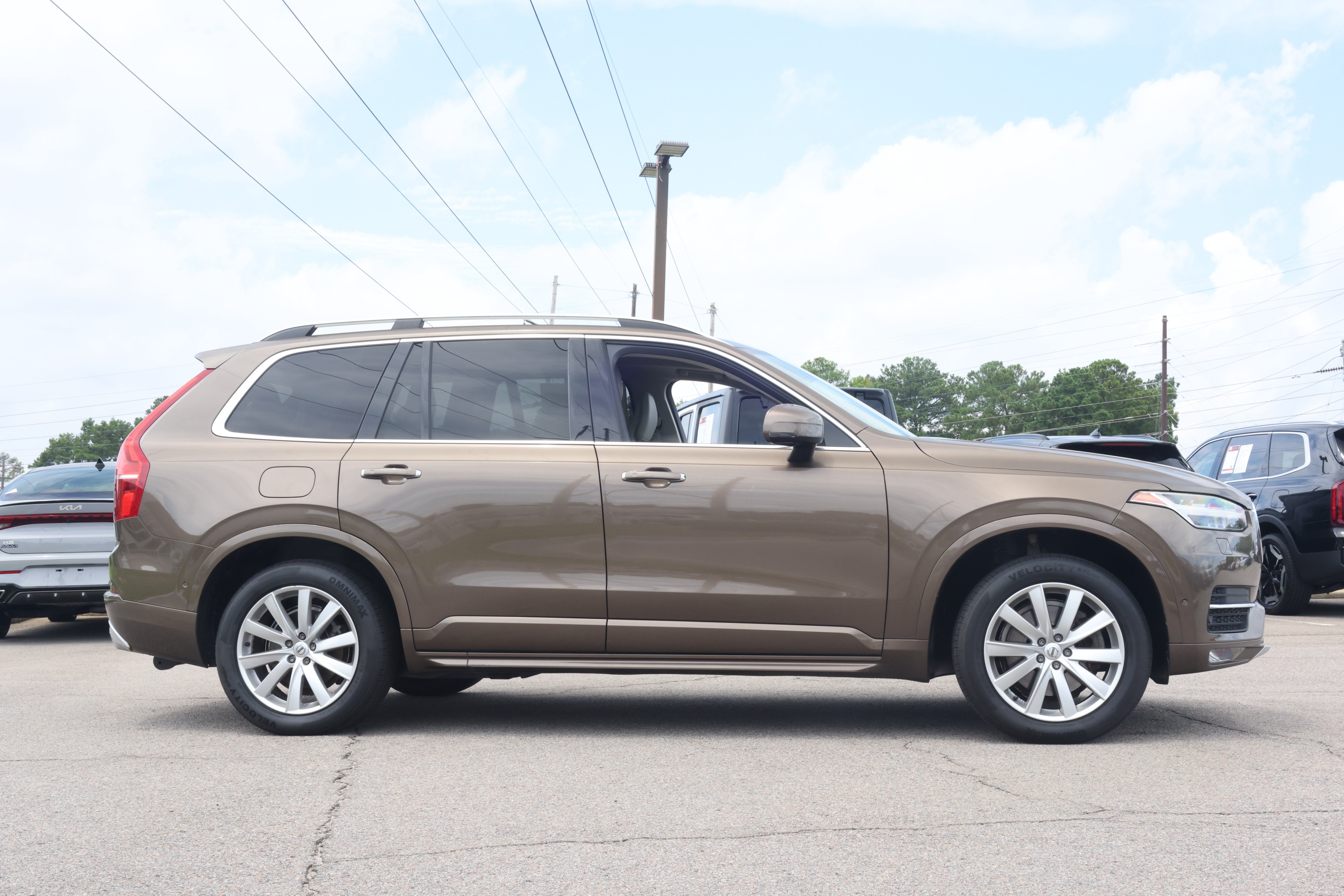 Used 2017 Volvo XC90 T6 Momentum w/ Vision Package AWD/4WD image 6