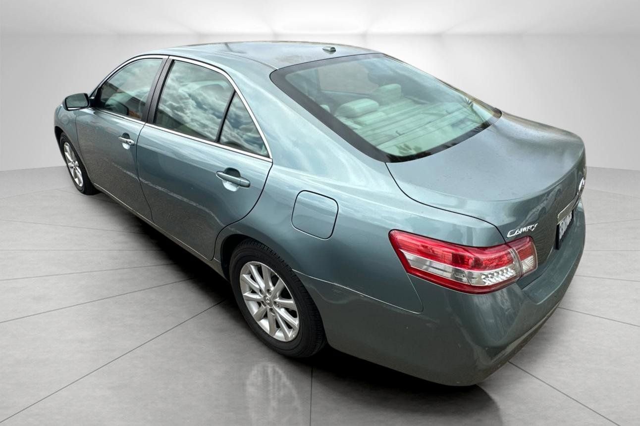Used 2011 Toyota Camry XLE image 4