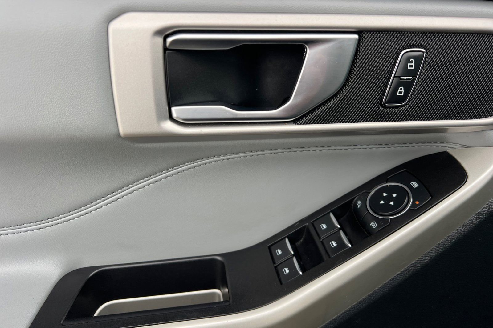 Used 2021 Ford Explorer XLT w/ Equipment Group 202A image 8