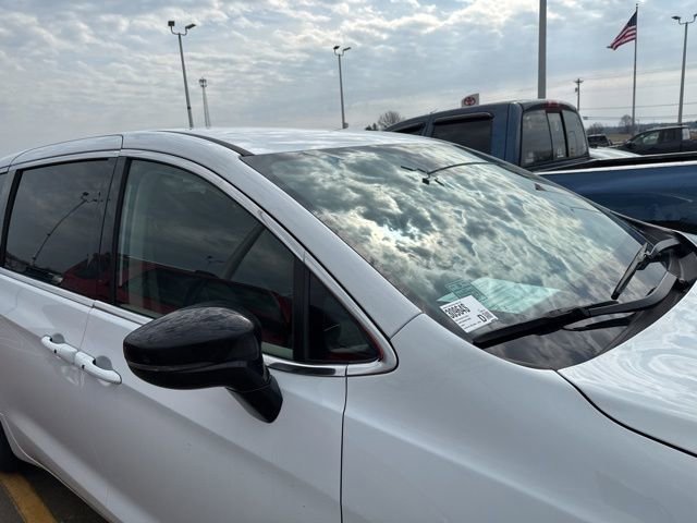 Used 2024 Chrysler Pacifica Touring-L image 6