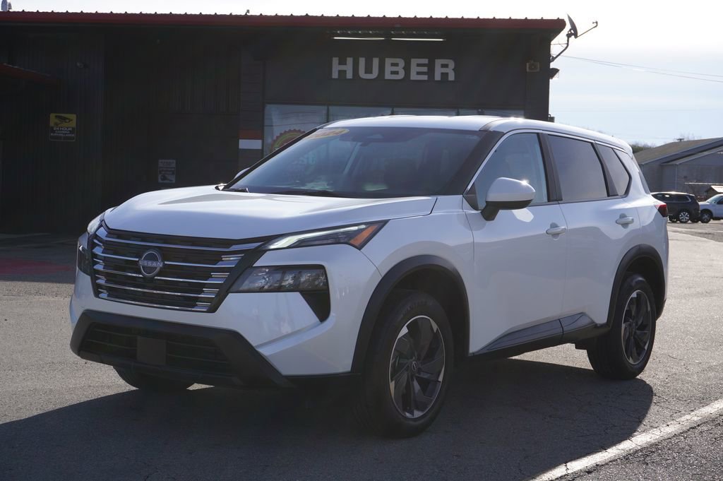 Used 2024 Nissan Rogue SV image 3