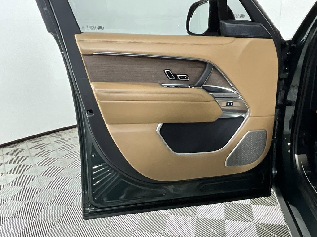 Used 2025 Land Rover Range Rover Long Wheelbase Autobiography image 18