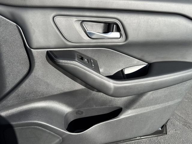 Certified 2025 Nissan Rogue SV image 26