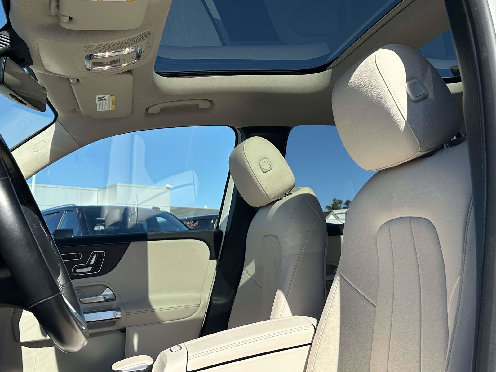 Used 2023 Mercedes-Benz GLB 250 4MATIC w/ Premium Package image 24