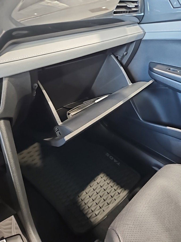 Used 2022 Volkswagen Taos SEL image 29