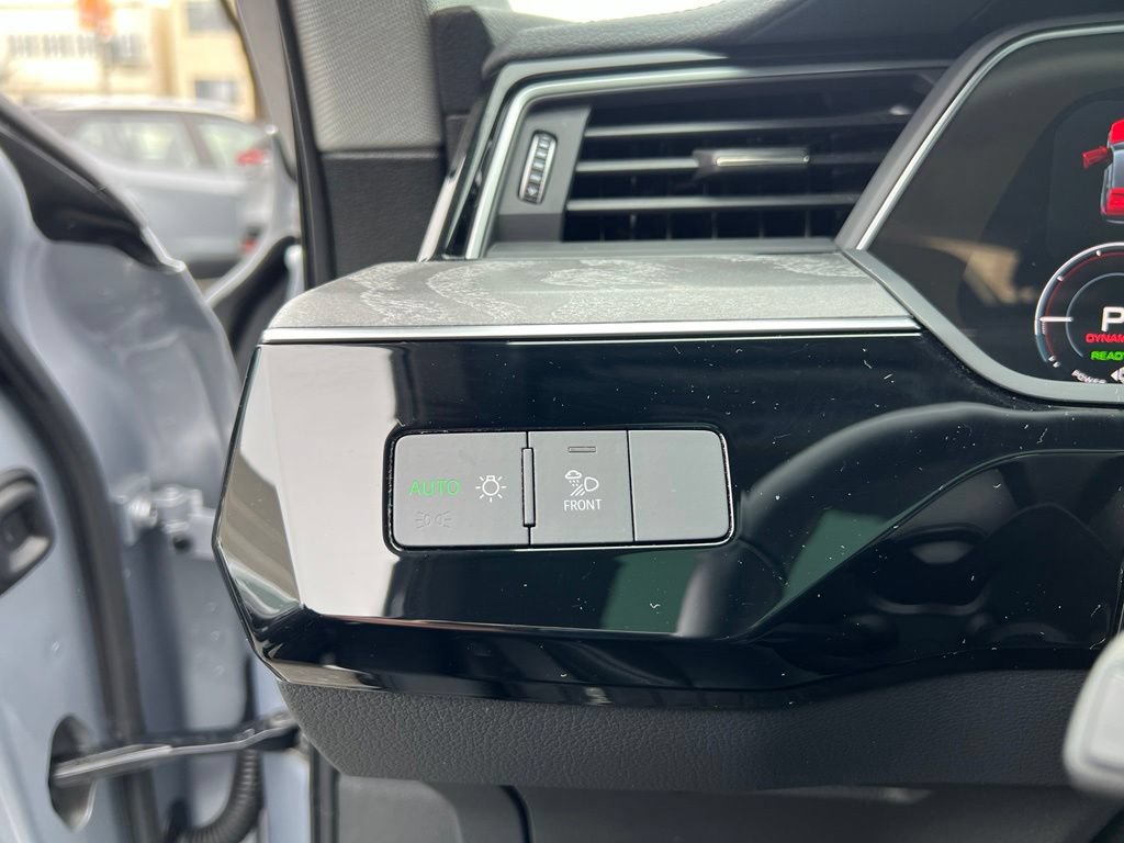 Used 2022 Audi e-tron Premium AWD/4WD image 38