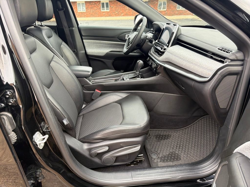 Used 2025 Jeep Compass Latitude w/ Sun & Sound Group image 22