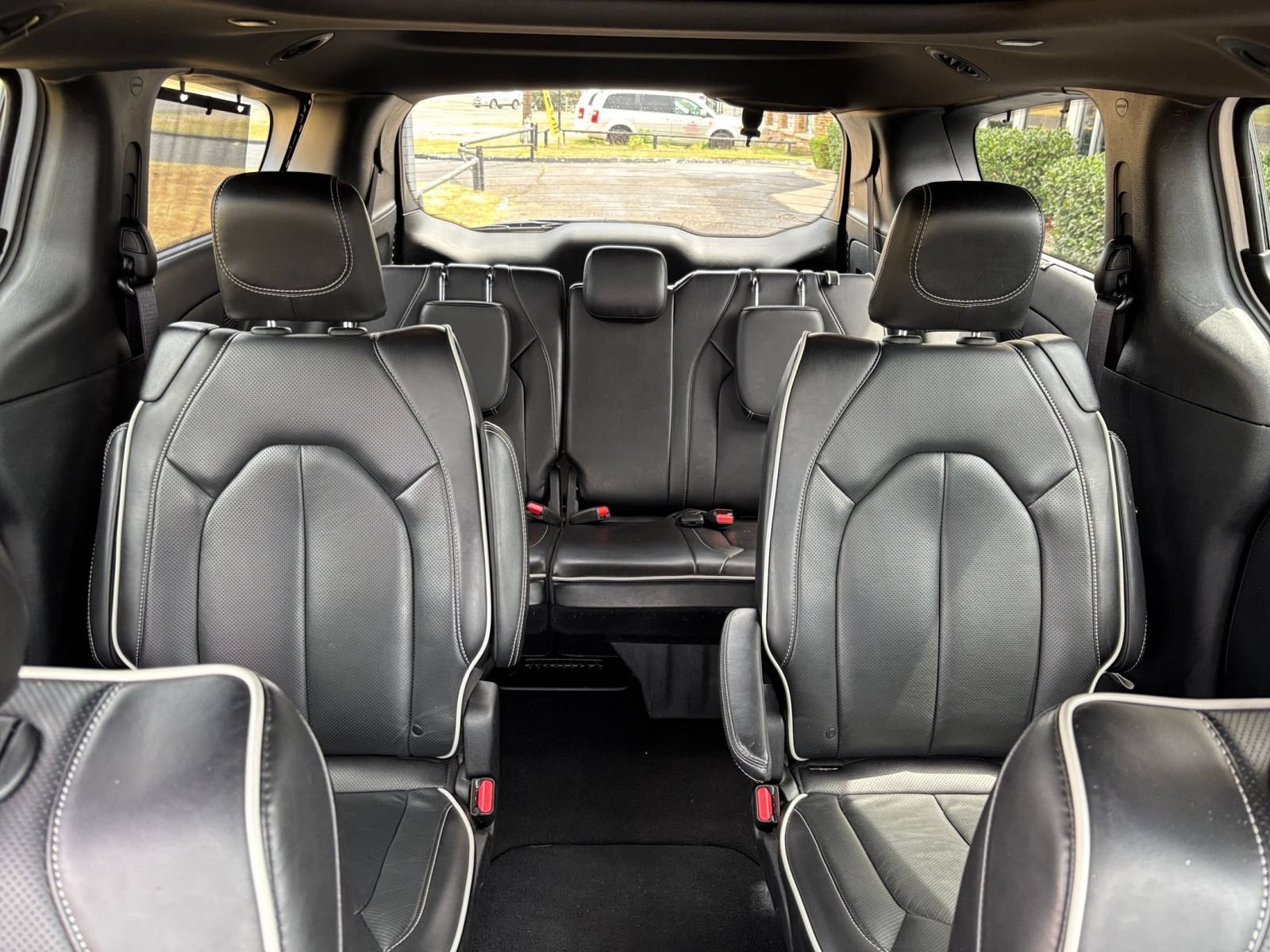 Used 2025 Chrysler Pacifica Limited FWD image 43
