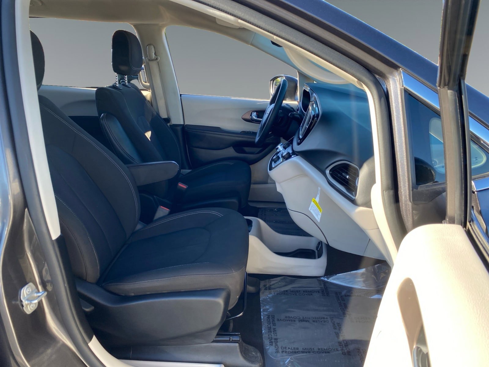 Used 2023 Chrysler Voyager LX FWD image 15