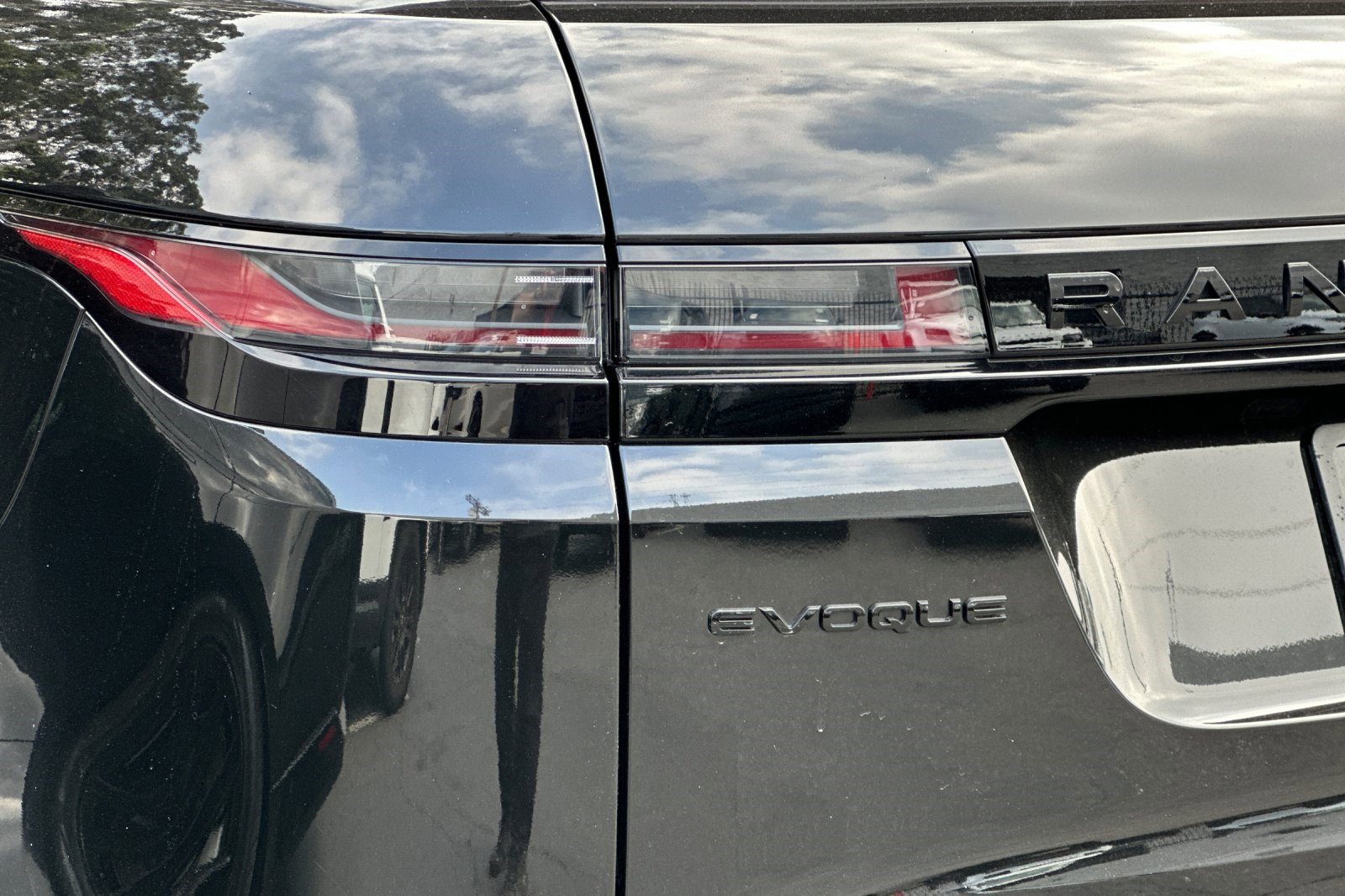 Used 2024 Land Rover Range Rover Evoque Dynamic SE image 14