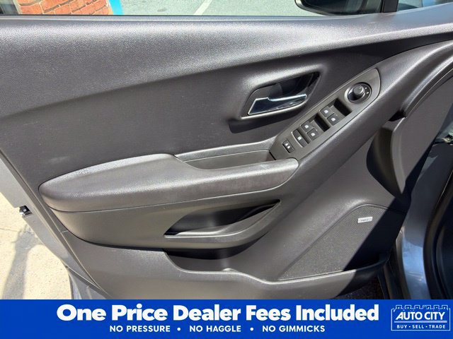 Used 2015 Chevrolet Trax LT w/ LT Sun and Sound Package FWD image 5