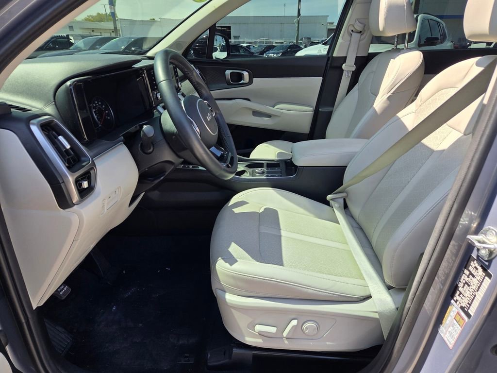 Used 2023 Kia Sorento S w/ Panoramic Sunroof Package image 4