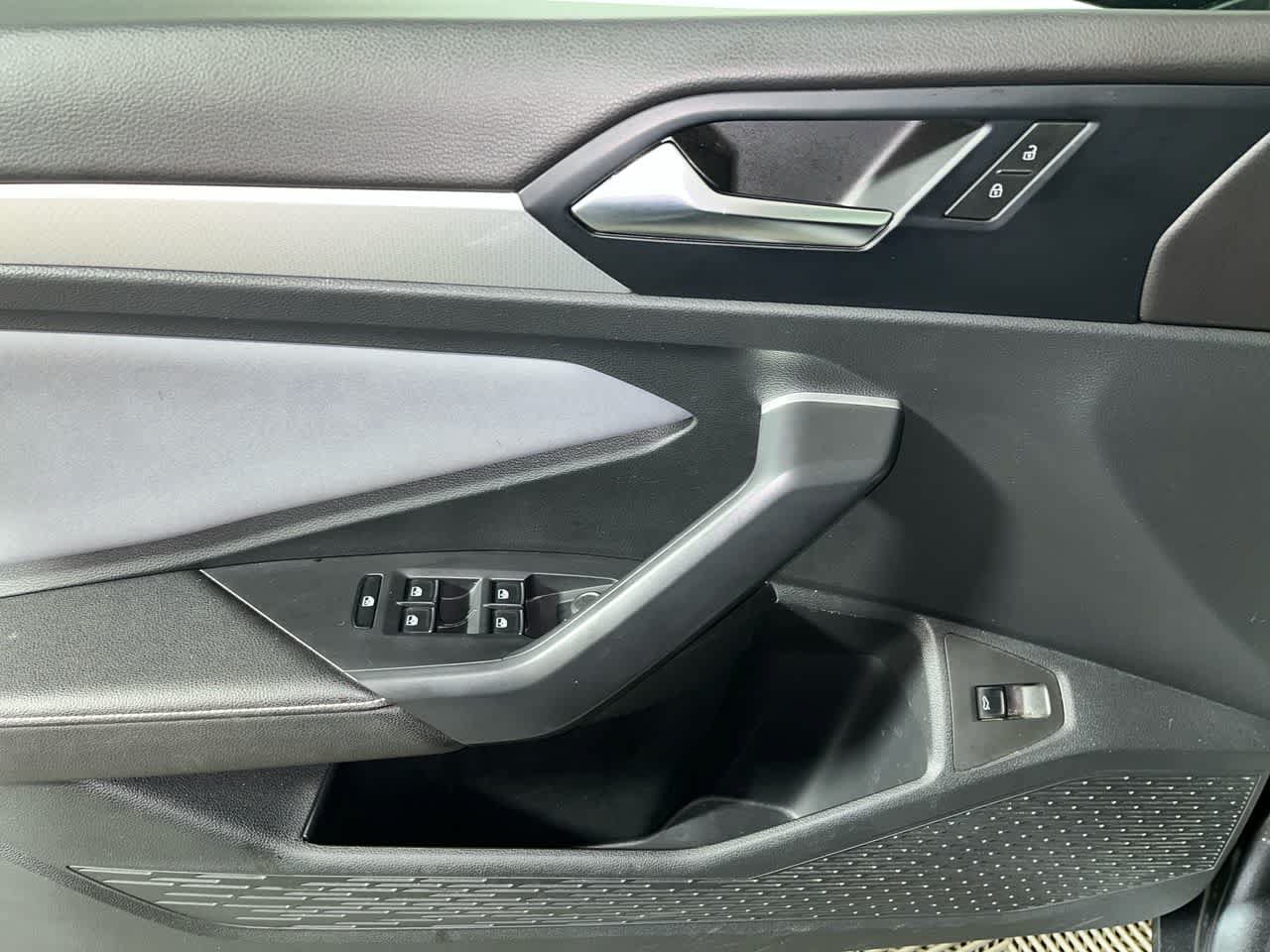 Used 2025 Volkswagen Jetta SE FWD image 13