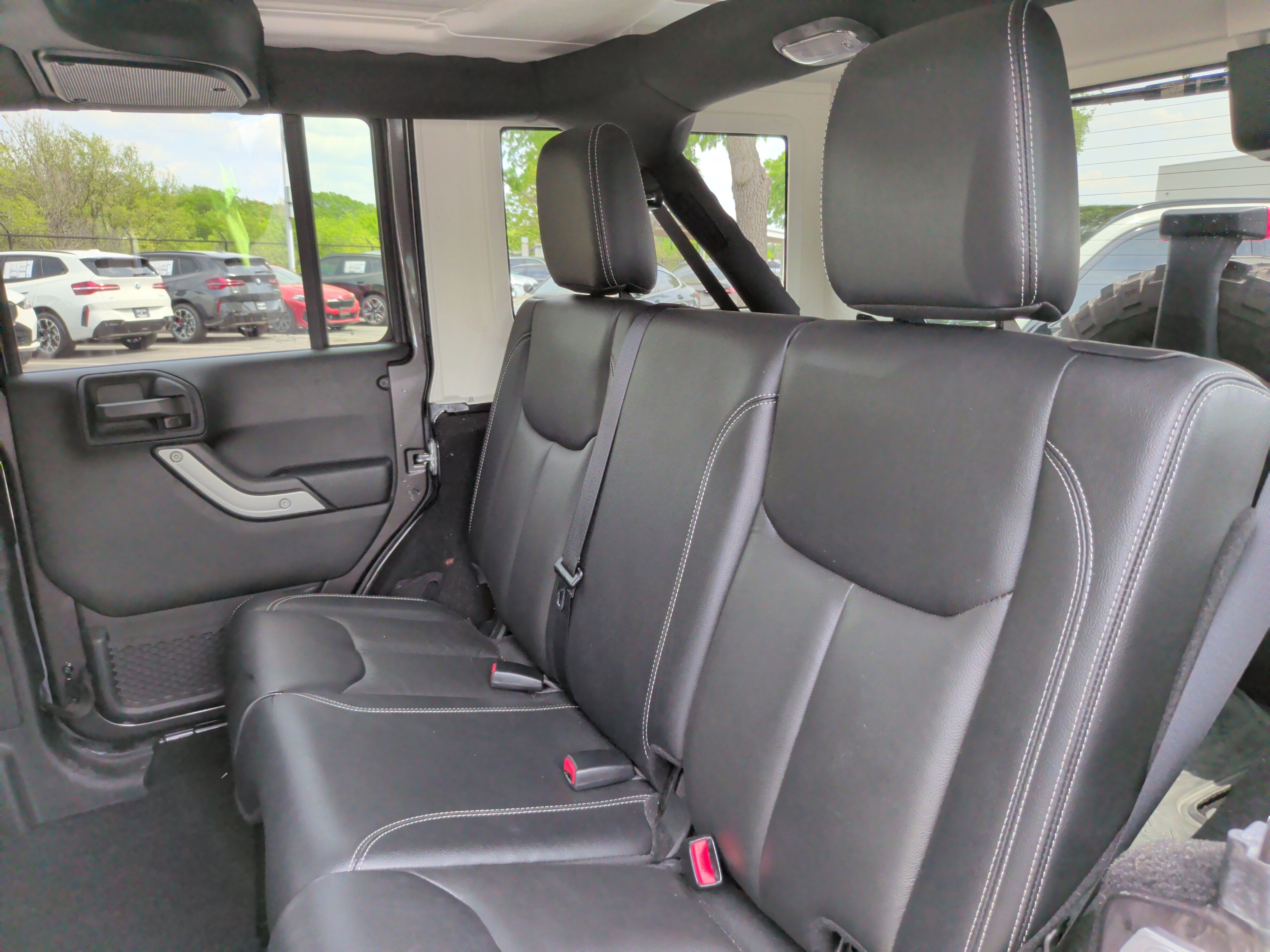 Used 2016 Jeep Wrangler Unlimited Rubicon w/ Connectivity Group image 33