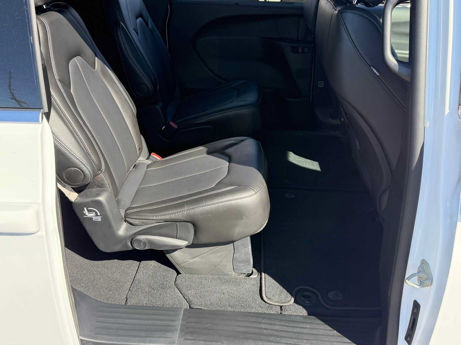 Used 2027 Chrysler Pacifica Select w/ Family Tech Group FWD image 28