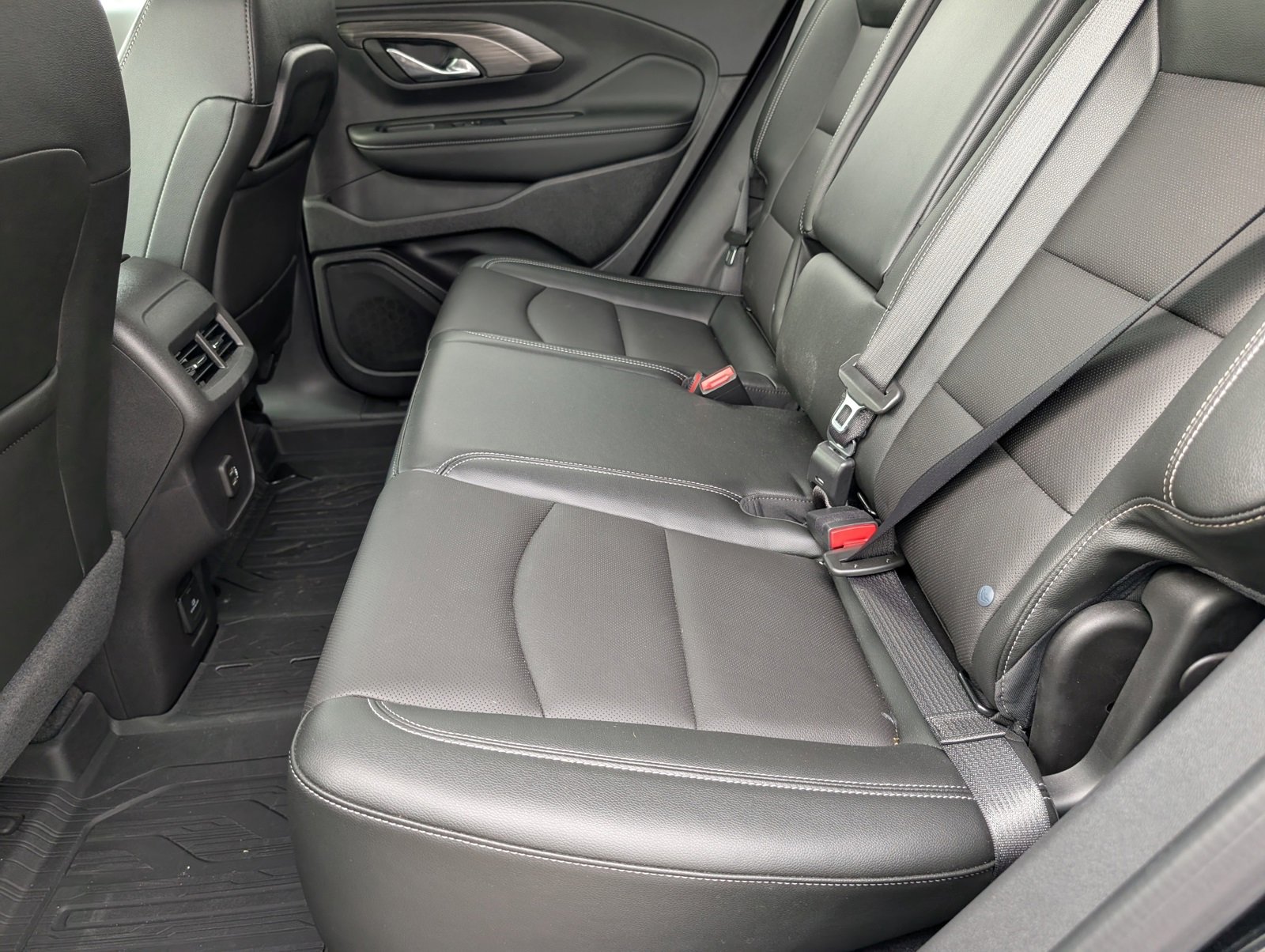 Used 2024 GMC Terrain SLT w/ Infotainment Package II image 8