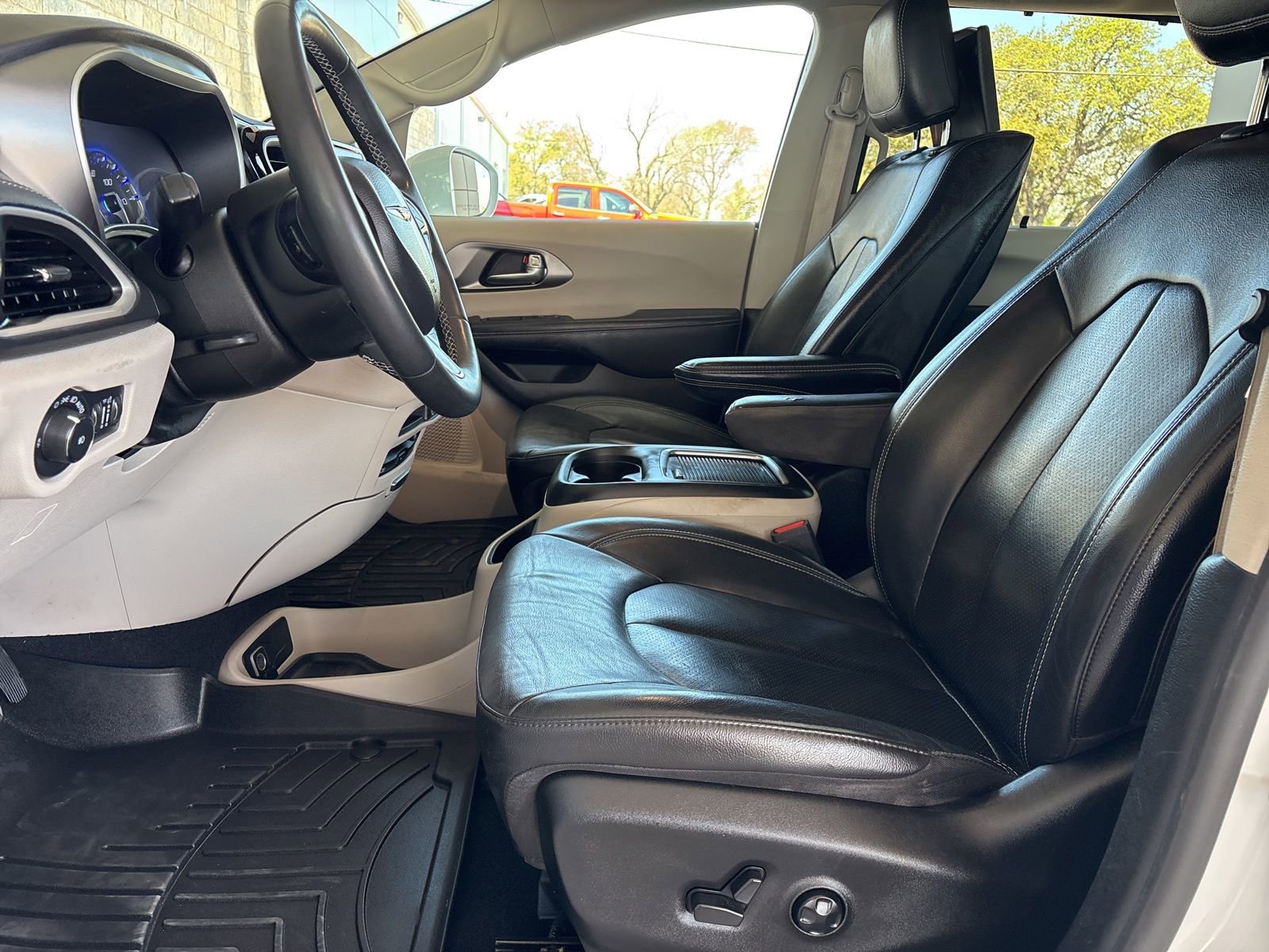 Used 2022 Chrysler Pacifica Touring-L w/ Uconnect Theater Family Group image 13