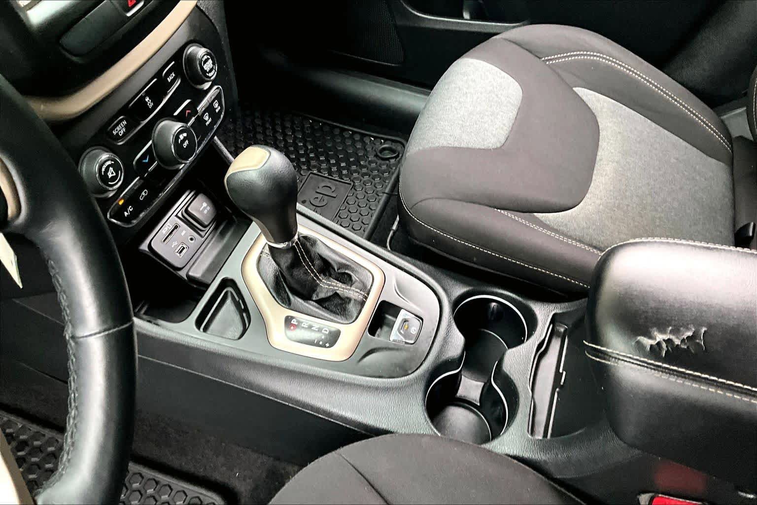 Used 2014 Jeep Cherokee Latitude w/ Cold Weather Group FWD image 17