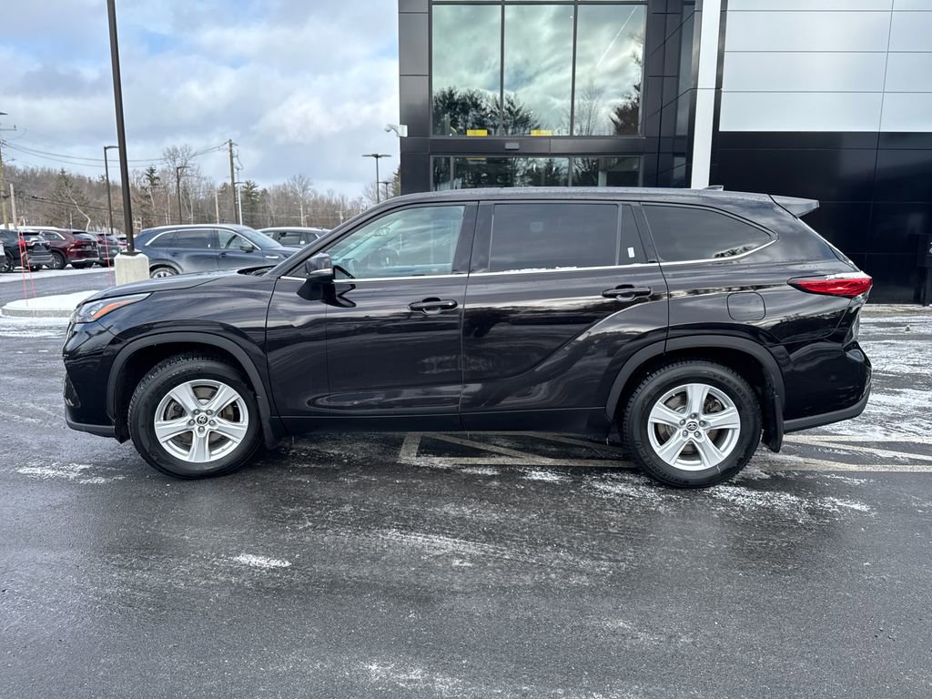 Used 2020 Toyota Highlander LE image 2