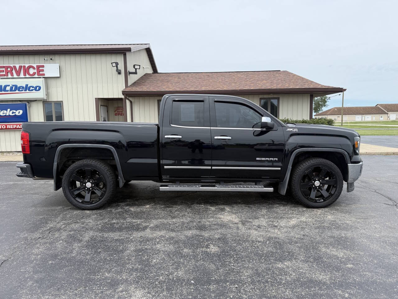 Used 2015 GMC Sierra 1500 SLT w/ SLT Preferred Package AWD/4WD image 1