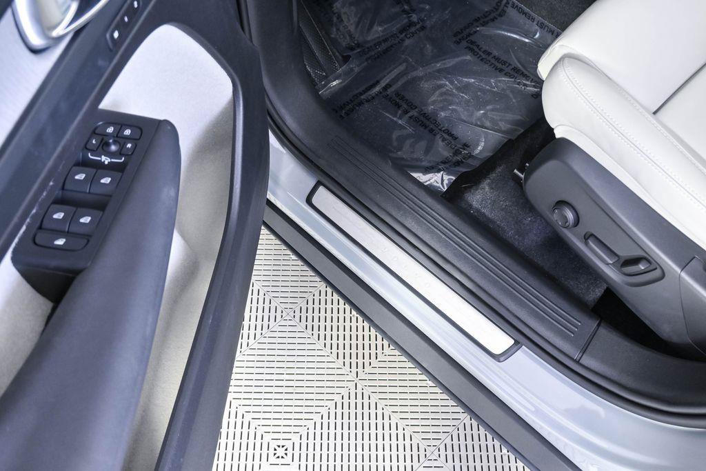 Certified 2026 Volvo XC40 B5 Plus AWD/4WD image 9
