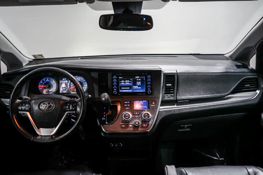 Used 2018 Toyota Sienna SE w/ Carpet Mat Package FWD image 12
