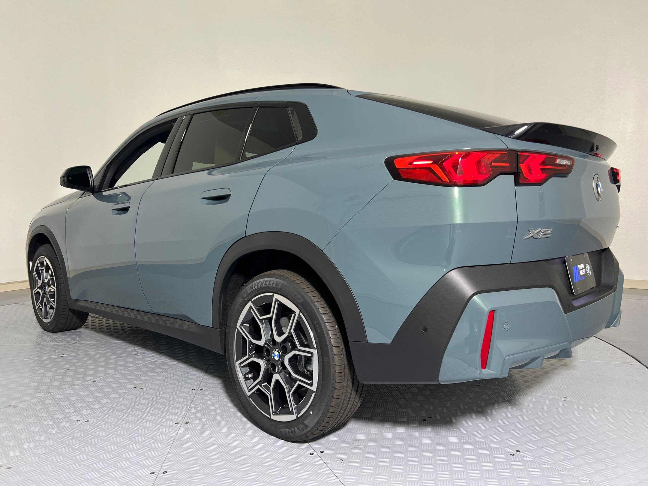 Used 2025 BMW X2 xDrive28i w/ Premium Package AWD/4WD image 3