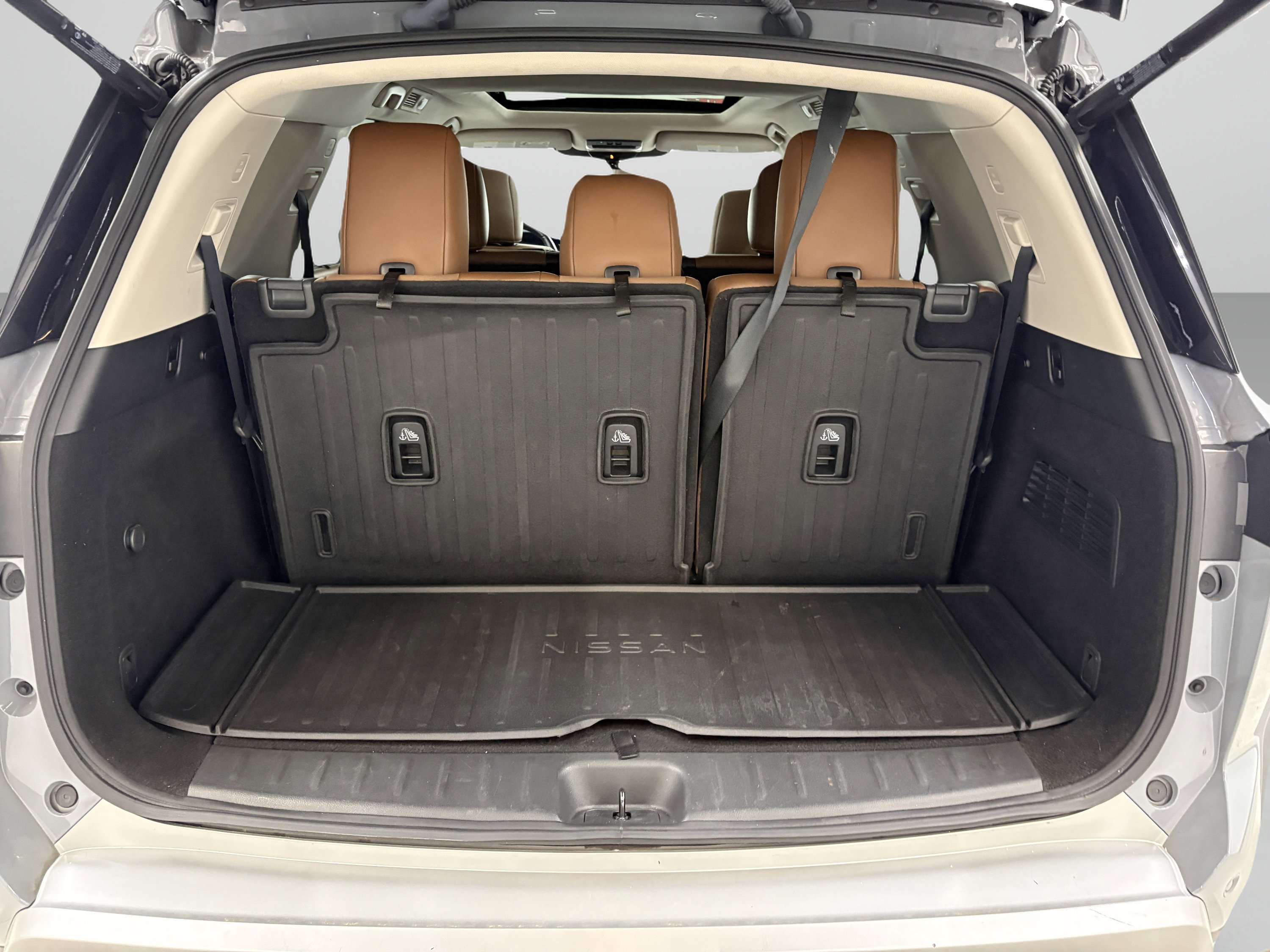 Used 2024 Nissan Pathfinder Platinum w/ Cargo Package AWD/4WD image 9