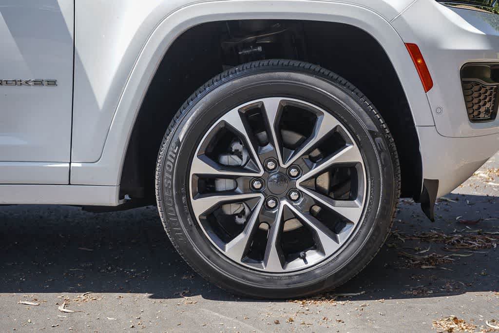 Used 2022 Jeep Grand Cherokee Overland w/ Luxury Tech Group IV AWD/4WD image 9