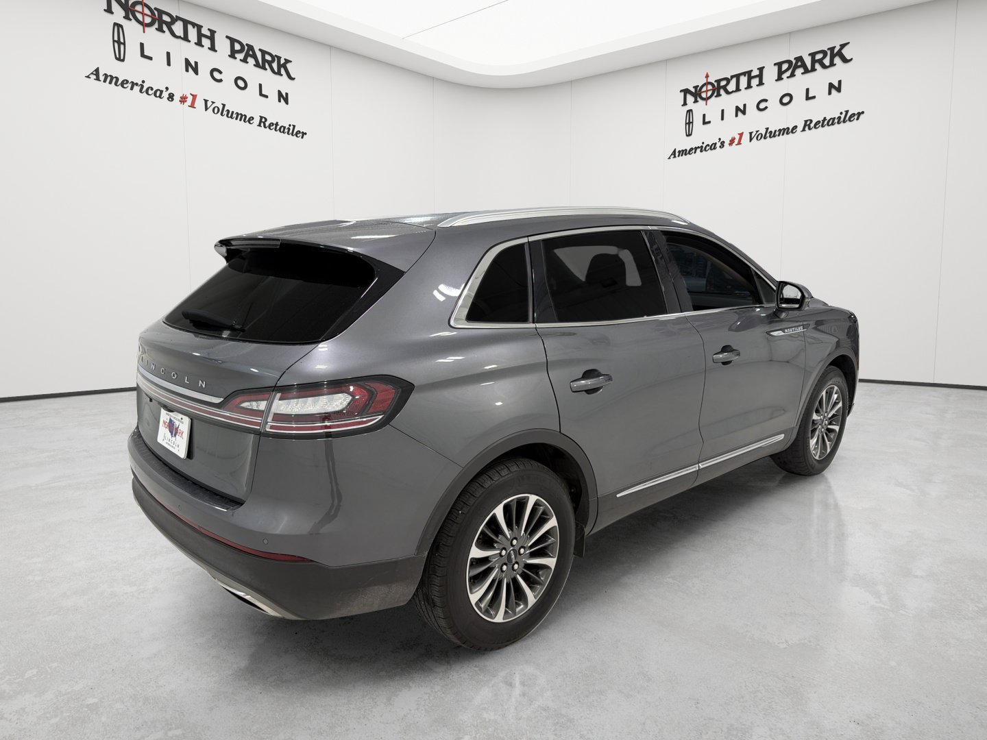 Used 2023 Lincoln Nautilus FWD w/ Premium Package image 5