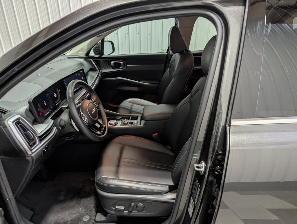 Used 2025 Kia Sorento EX AWD/4WD image 14