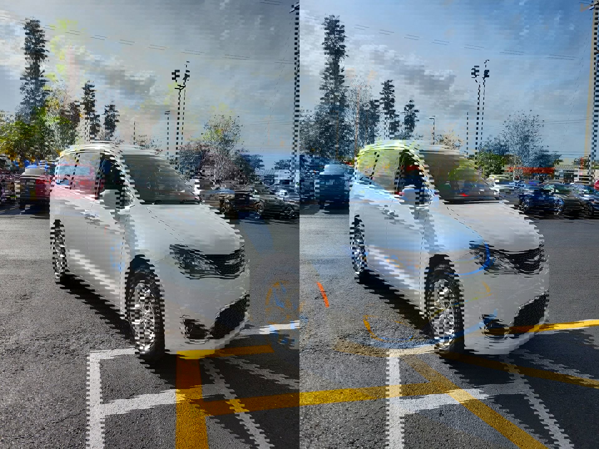 Used 2020 Chrysler Pacifica Touring w/ Tire & Wheel Group image 2