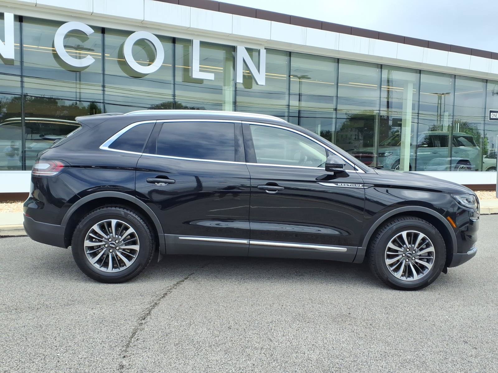 Certified 2023 Lincoln Nautilus FWD w/ Premium Package image 2
