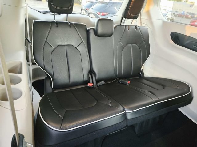 Used 2022 Chrysler Pacifica Limited AWD/4WD image 13