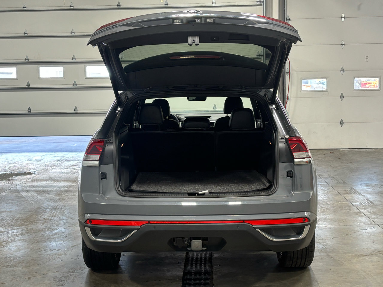 Used 2023 Volkswagen Atlas SE w/ Technology Package w/ Black Wheel Package image 20