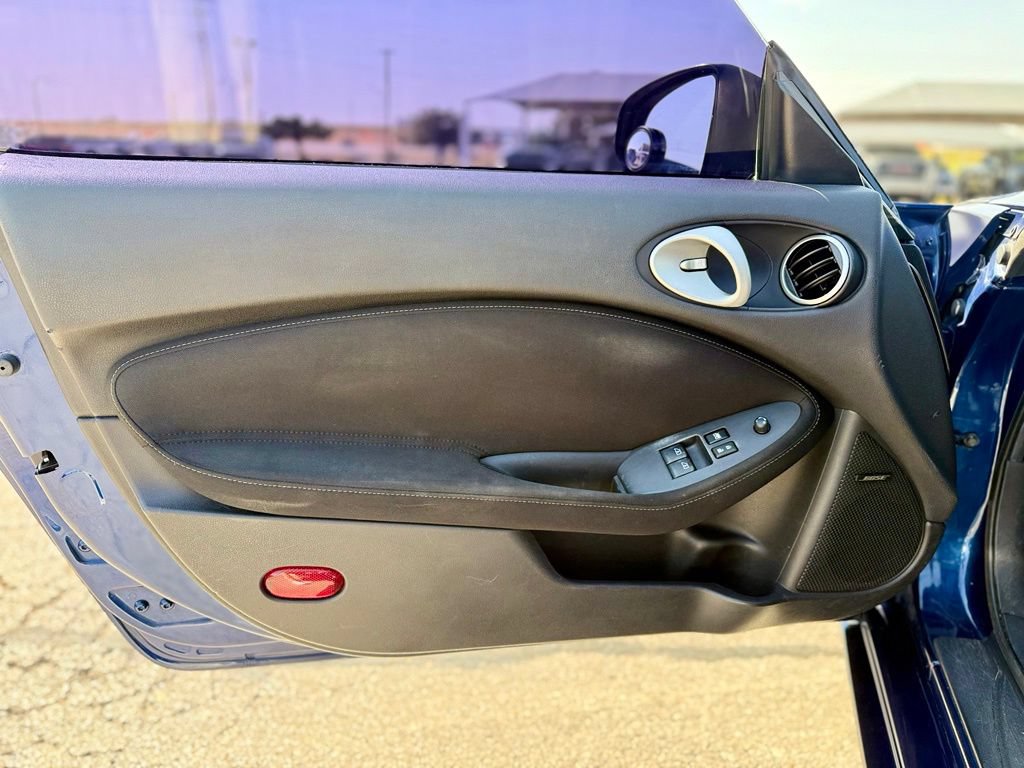 Used 2017 Nissan 370Z Coupe RWD image 7