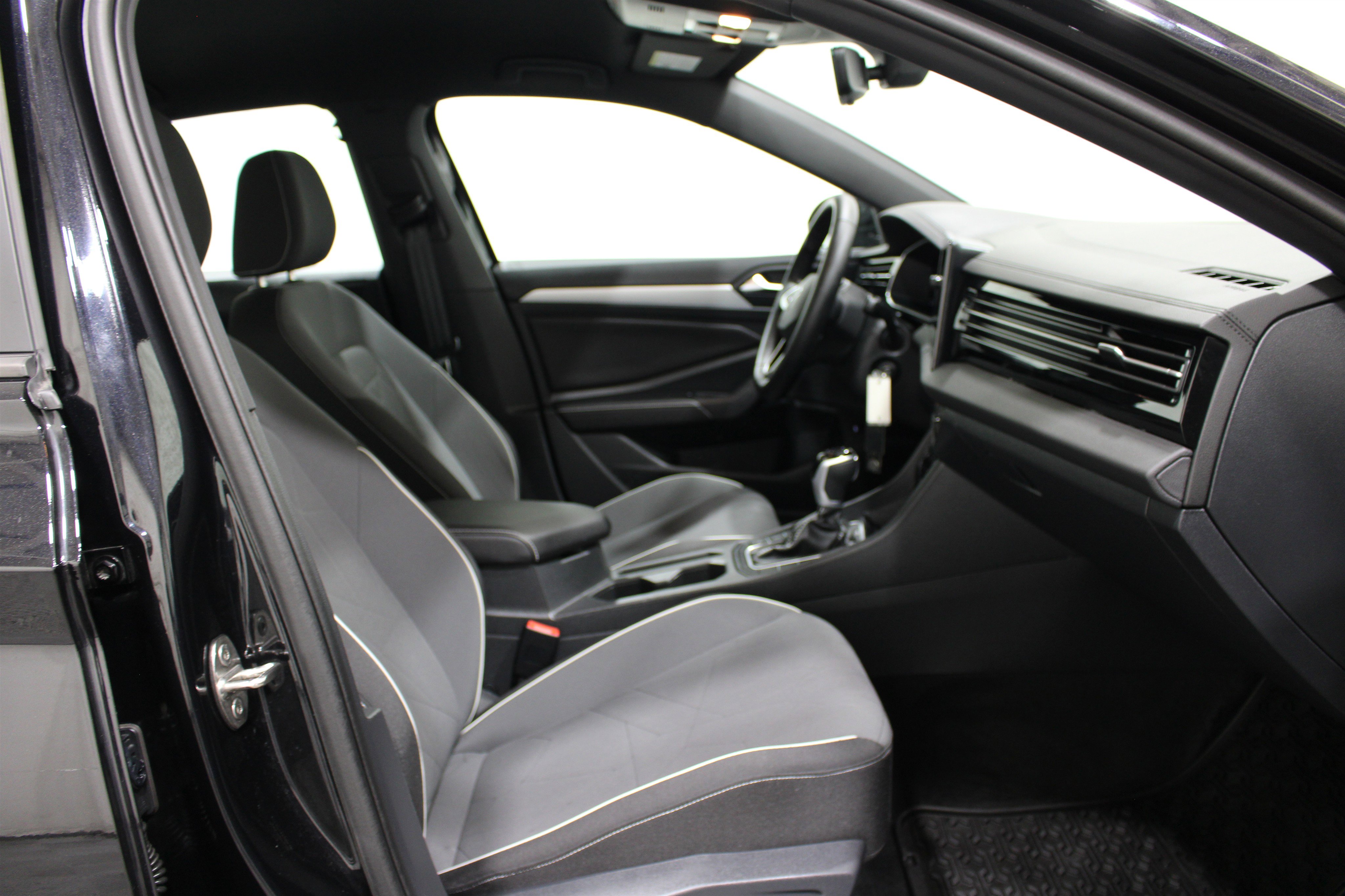 Used 2025 Volkswagen Jetta Sport FWD image 27