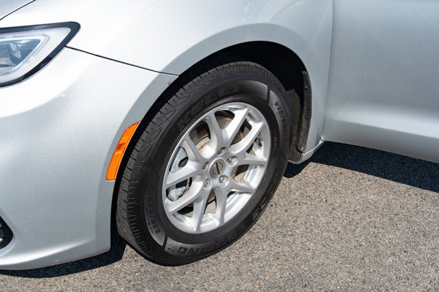 Used 2023 Chrysler Pacifica Touring-L FWD image 11