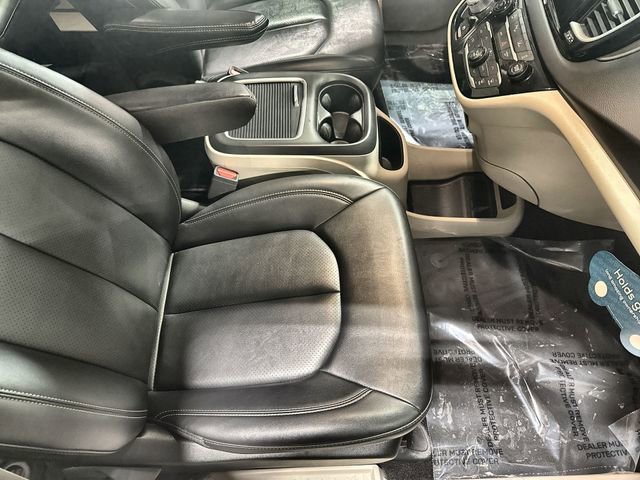 Used 2024 Chrysler Pacifica Touring-L FWD image 28