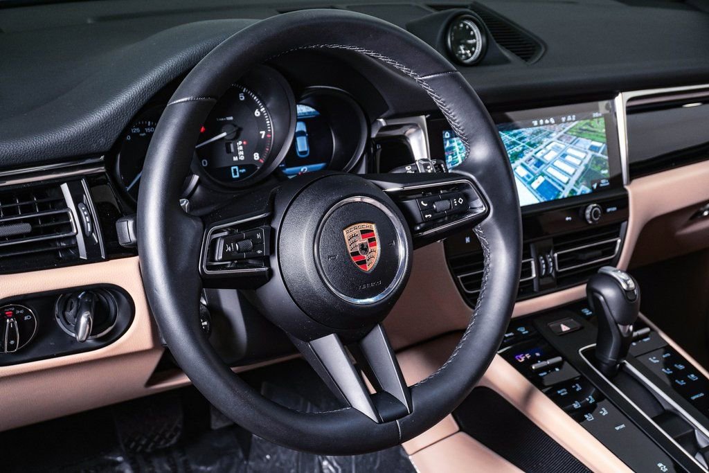 Certified 2025 Porsche Macan image 17