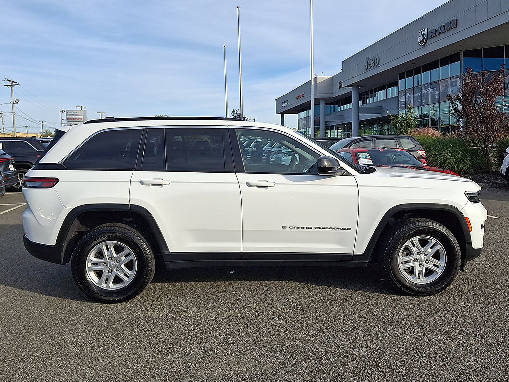 Used 2024 Jeep Grand Cherokee Laredo AWD/4WD image 32