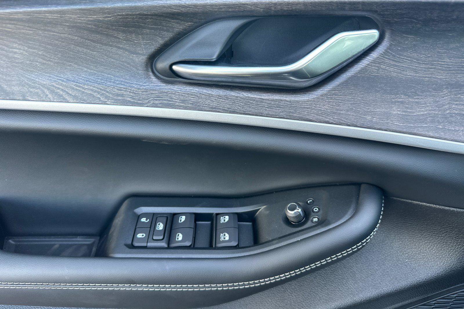 New 2026 Jeep Grand Cherokee Altitude image 8