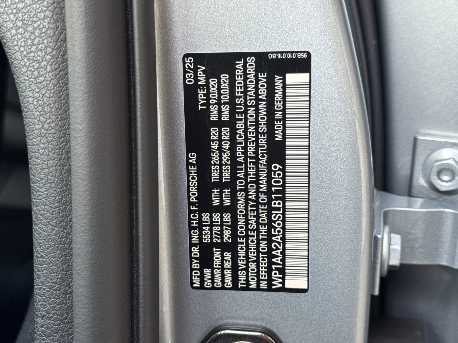 Certified 2025 Porsche Macan image 34