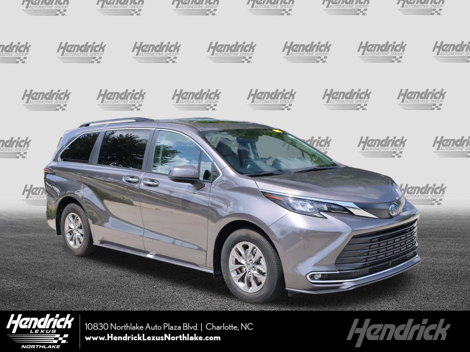 Used 2024 Toyota Sienna XLE w/ XLE Plus Package FWD image 1