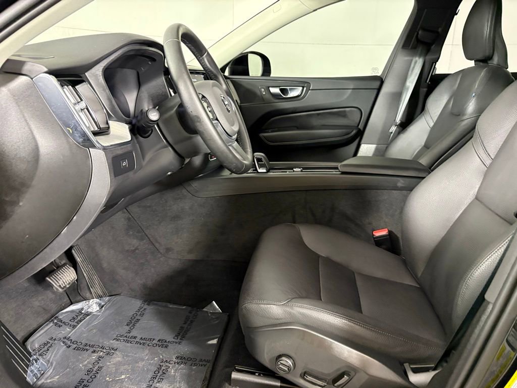 Used 2025 Volvo XC60 B5 Plus AWD/4WD image 21