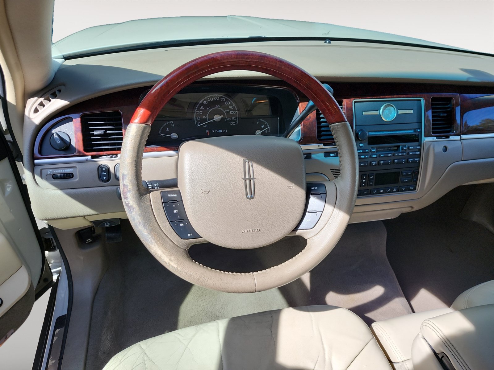Used 2005 Lincoln Town Car Signature Limited RWD image 10