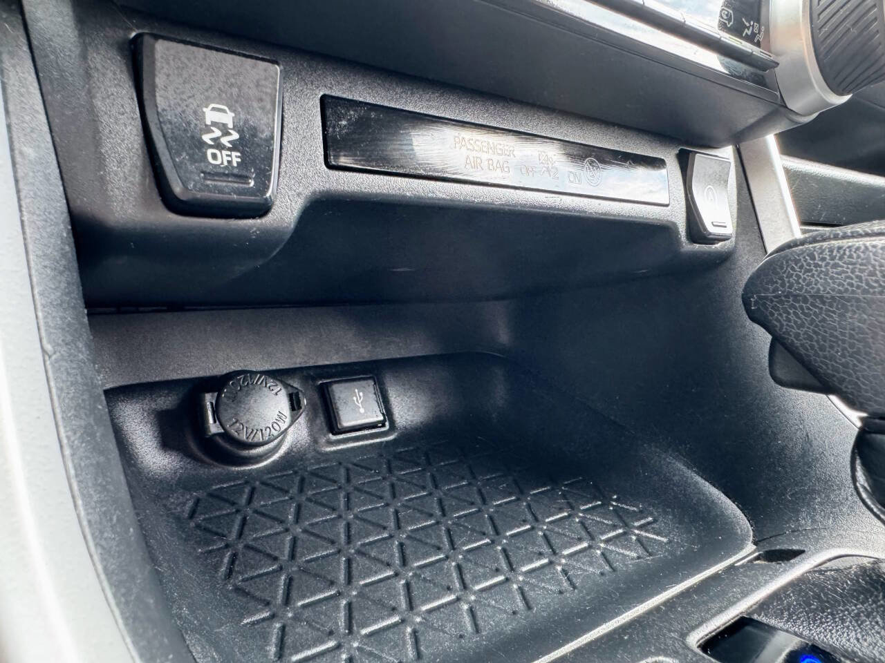 Used 2020 Toyota RAV4 XLE image 17