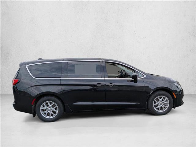 Used 2017 Chrysler Pacifica Touring image 4