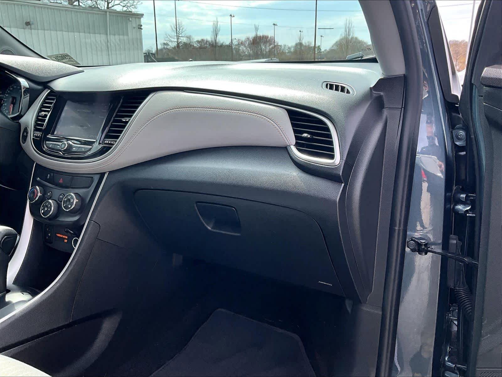 Used 2022 Chevrolet Trax LT w/ LT Convenience Package AWD/4WD image 13